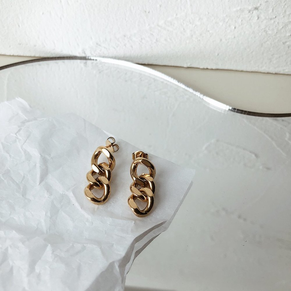 NEW 18K Gold Plated Triple Link Earrings - Picture 7 of 9